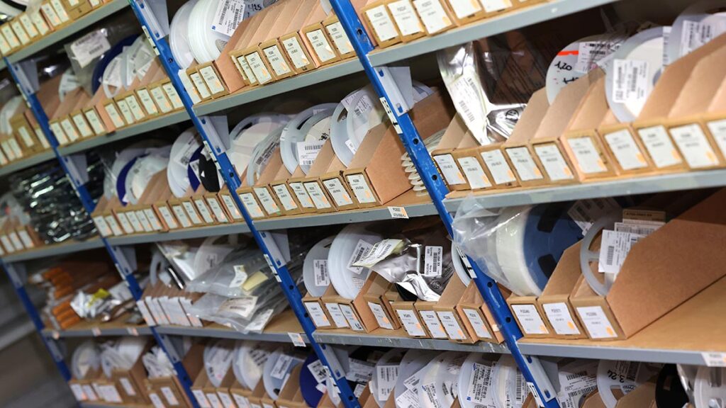 Stock de composants électroniques : rayonnages métalliques