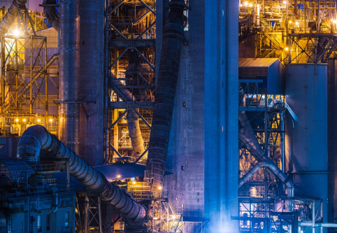 Une vue extérieure d'une usine la nuit