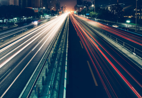 Vue nocturne d'une autoroute avec les lumières