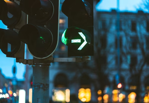 Feu de signalisation avec une flèche verte pointant vers la droite