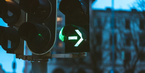 Feu de signalisation avec une flèche verte pointant vers la droite