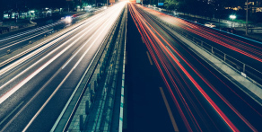 Vue nocturne d'une autoroute avec les lumières