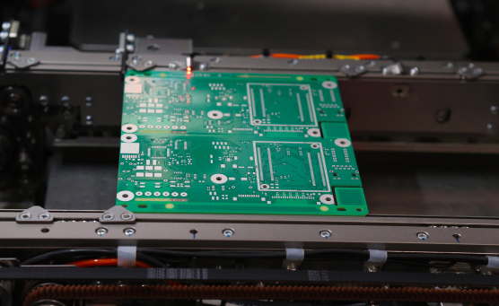 Carte de circuit imprimé (PCB) sur une ligne de montage CMS