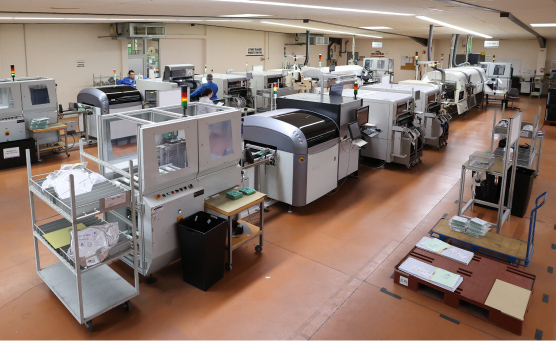Lignes automatisées CMS pour la fabrication de cartes électroniques en série dans l'usine SNEES