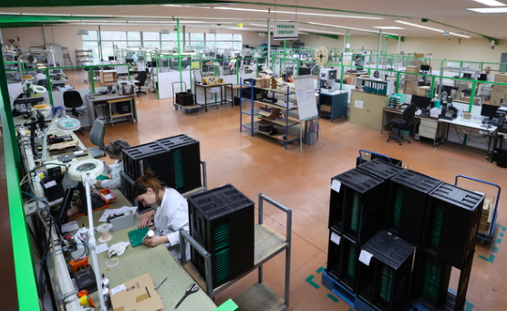 Atelier où des personnes fabriquent des cartes électroniques